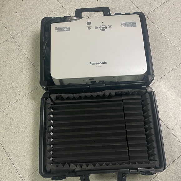 Panasonic PT AX-100U high definition projector with accessories. No remote. - Picture 9 of 16